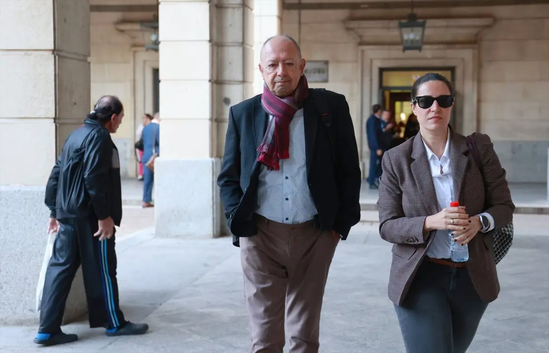  El ex director general de Trabajo y Seguridad Social de la Junta de Andaluc&iacute;a Daniel Alberto Rivera con su abogada |&nbsp;E.P. 