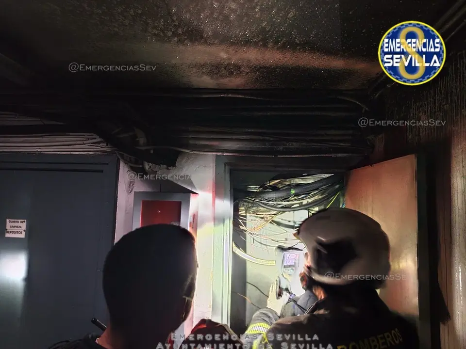  Incendio en un cuarto de contadores de un bloque de viviendas del barrio sevillano de Los Remedios. | EMERGENCIAS SEVILLA 