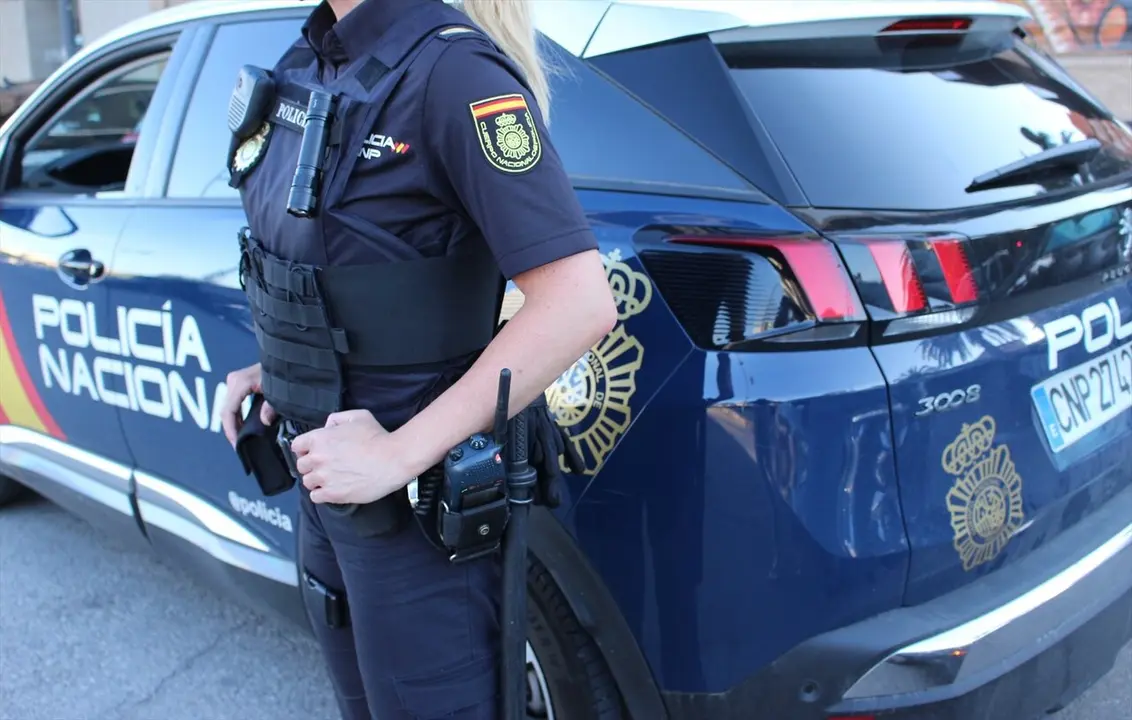  Un agente y un veh&iacute;culo de la Polic&iacute;a Nacional. | E.P. 