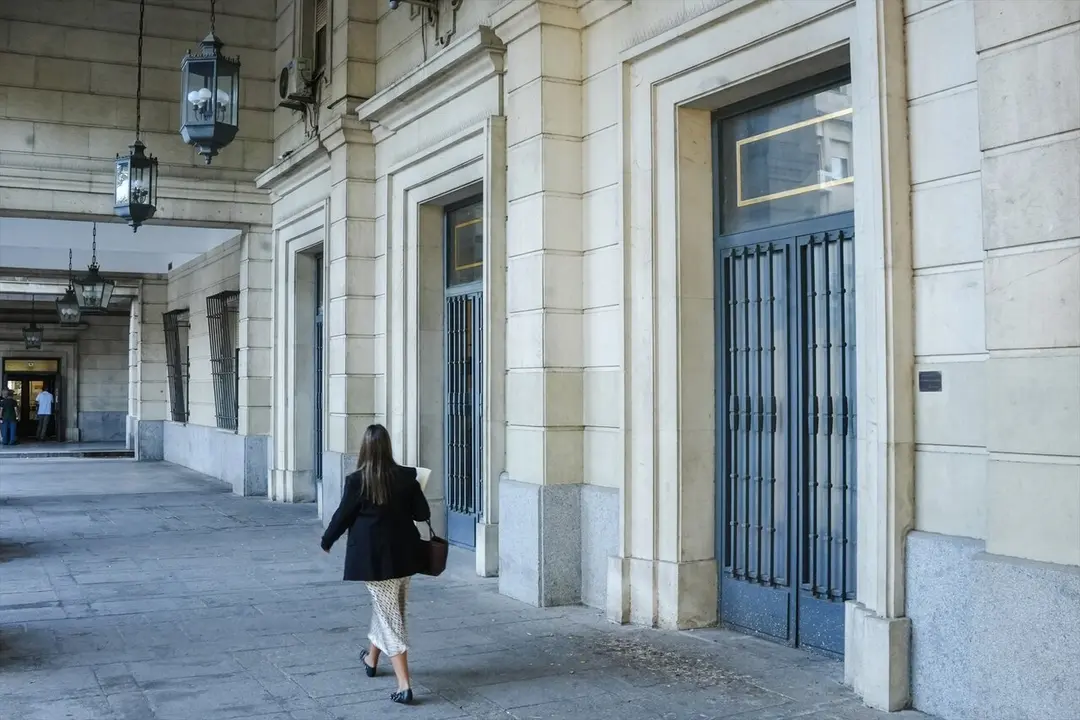  Una mujer camina hacia la Audiencia de Sevilla en imagen de archivo. | EP. 