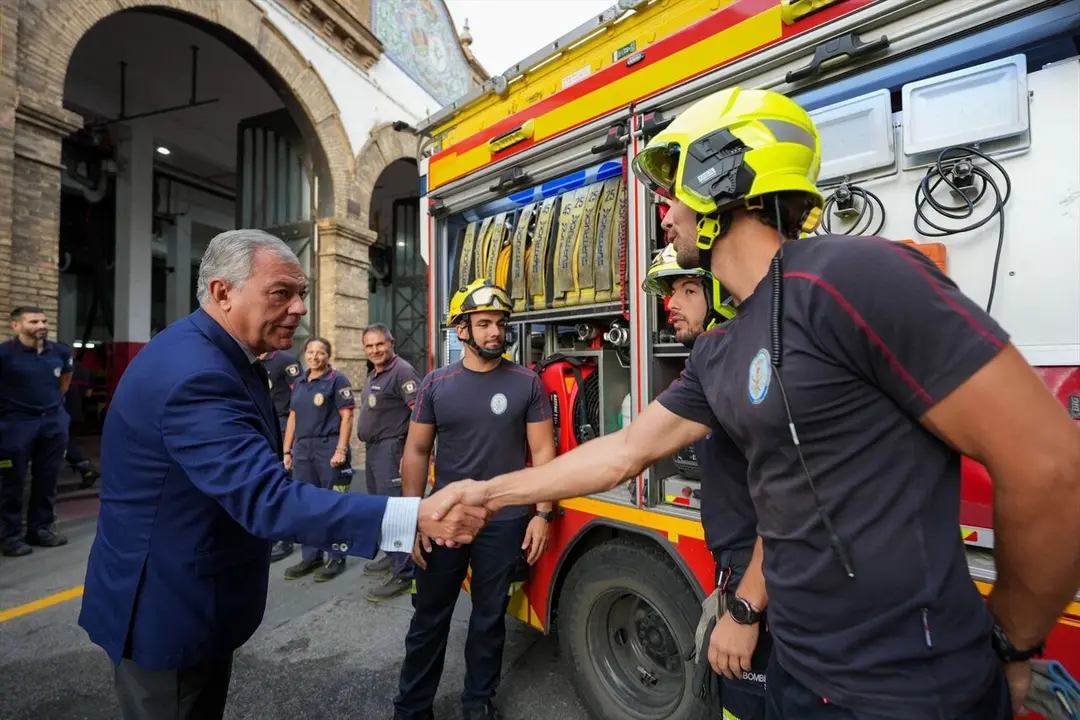  El alcalde de Sevilla, Jos&eacute; Luis Sanz, en el parque de bomberos de la ciudad. | AYTO. 