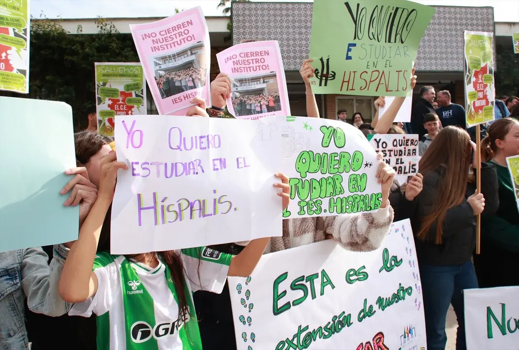  La comunidad educativa del IES H&iacute;spalis en una concentraci&oacute;n en protesta por el "cierre inminente" del centro. | EP. 