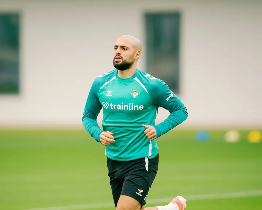  Sofyan Amrabat entrenando en la Ciudad Deportiva Luis del Sol. | RBB 