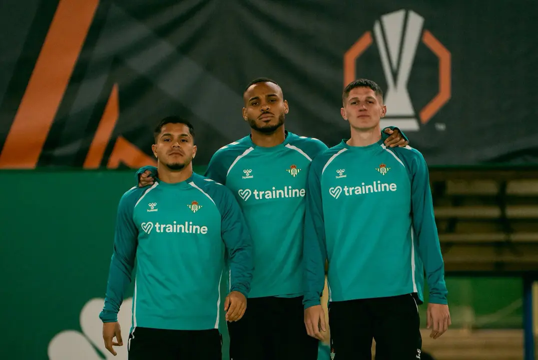  Cucho Hern&aacute;ndez, Natan y Altimira posan juntos antes del entreno en el Estadio Ol&iacute;mpico de Atenas. | RBB 