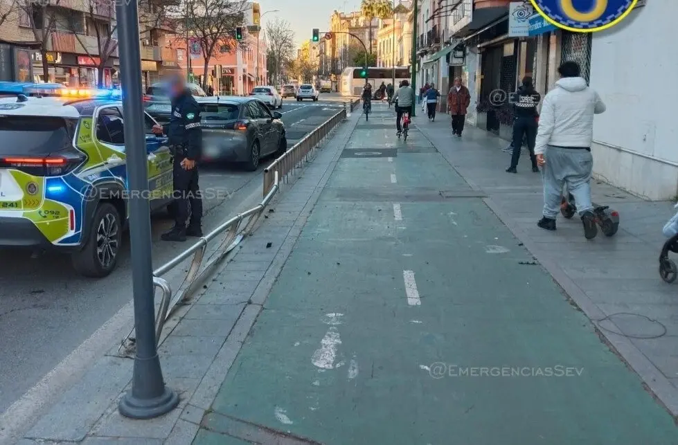  Accidente contra el vallado del carril bici en la avenida Mar&iacute;a Auxiliadora en Sevilla. | EMERGENCIAS SEVILLA 