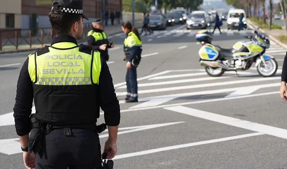  Polic&iacute;as locales durante un corte de tr&aacute;fico, como imagen de recurso |&nbsp;E.P. 