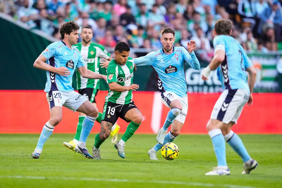  Cucho Hern&aacute;ndez conduce el bal&oacute;n entre tres futbolistas del Celta de Vigo. | Corchero/EP 