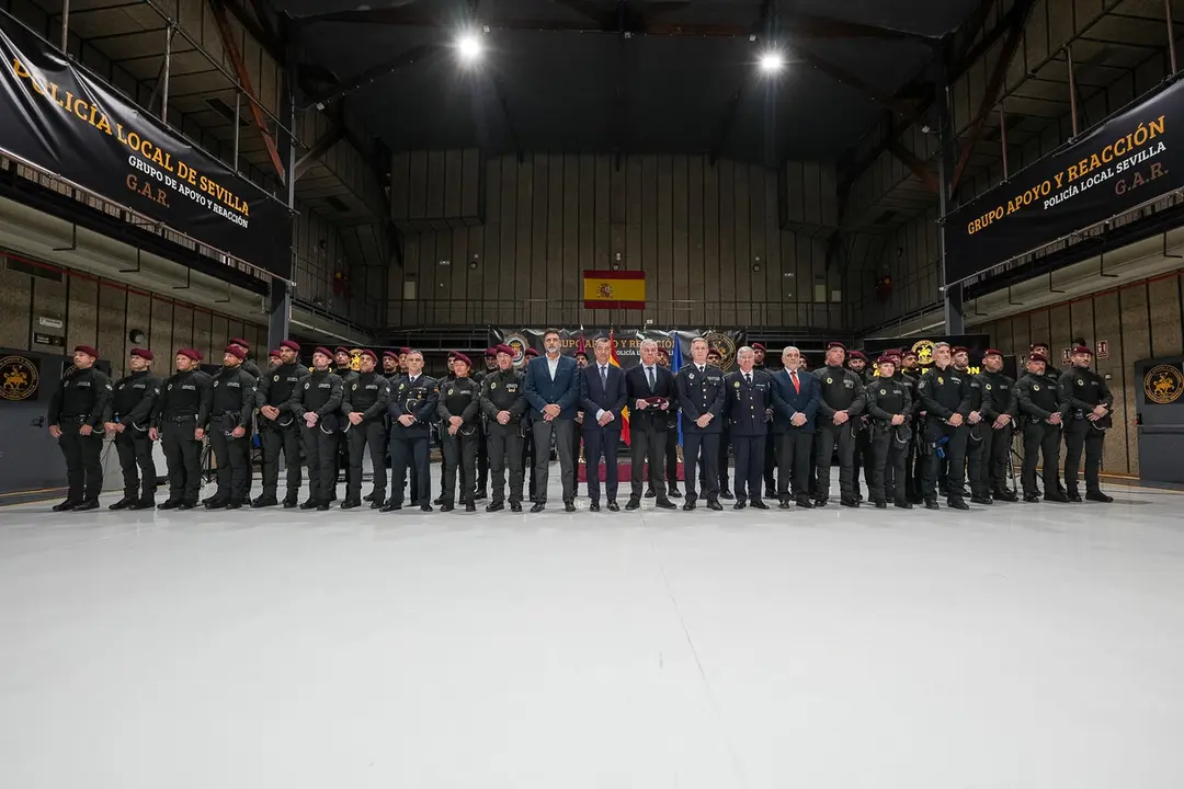  El alcalde con el Grupo de Apoyo y Reacci&oacute;n de la Polic&iacute;a Local de Sevilla&nbsp;(GAR). | AYTO. 