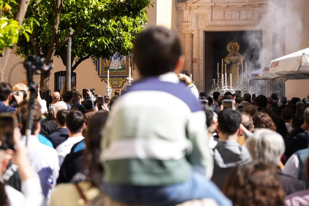  P&uacute;blico congregado junto a la Parroquia de Santa Ana. | EP. 