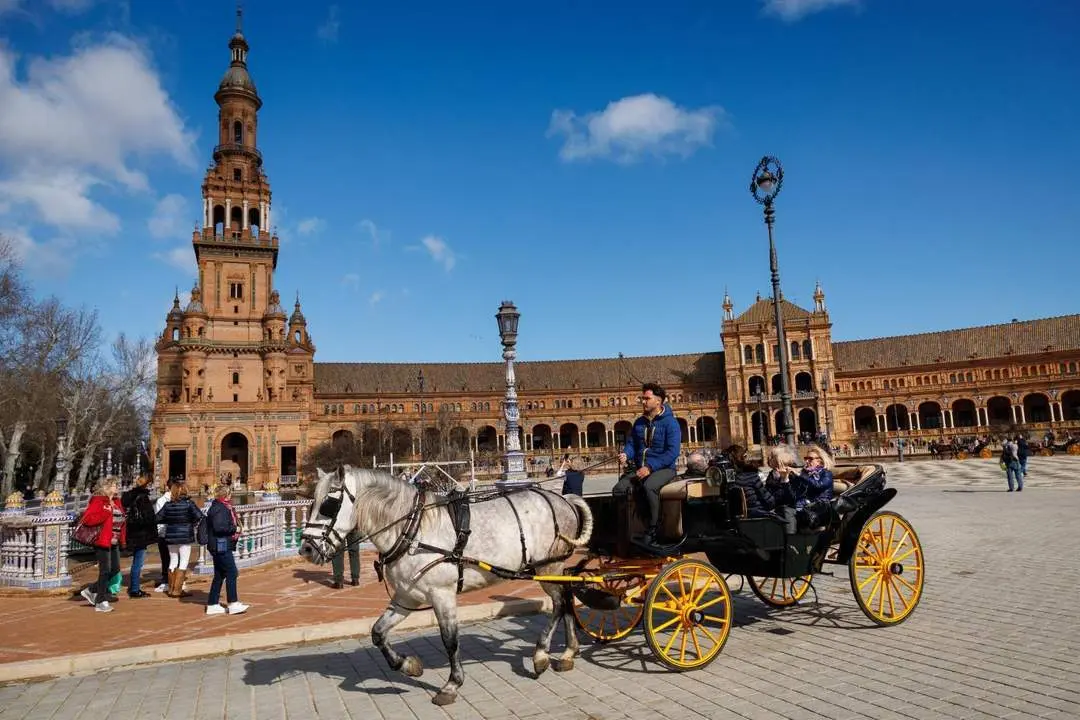  Un coche de caballos por la Plaza de Espa&ntilde;a. - Efe 