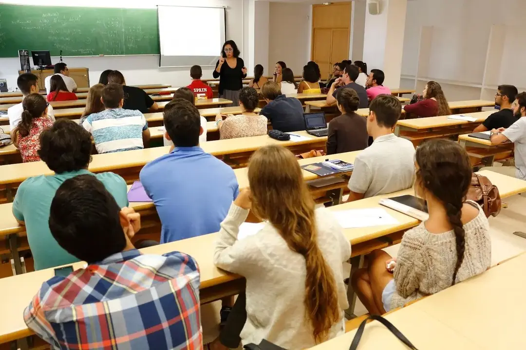 Imagen de estudiantes dando clase | Junta de Andaluc&iacute;a