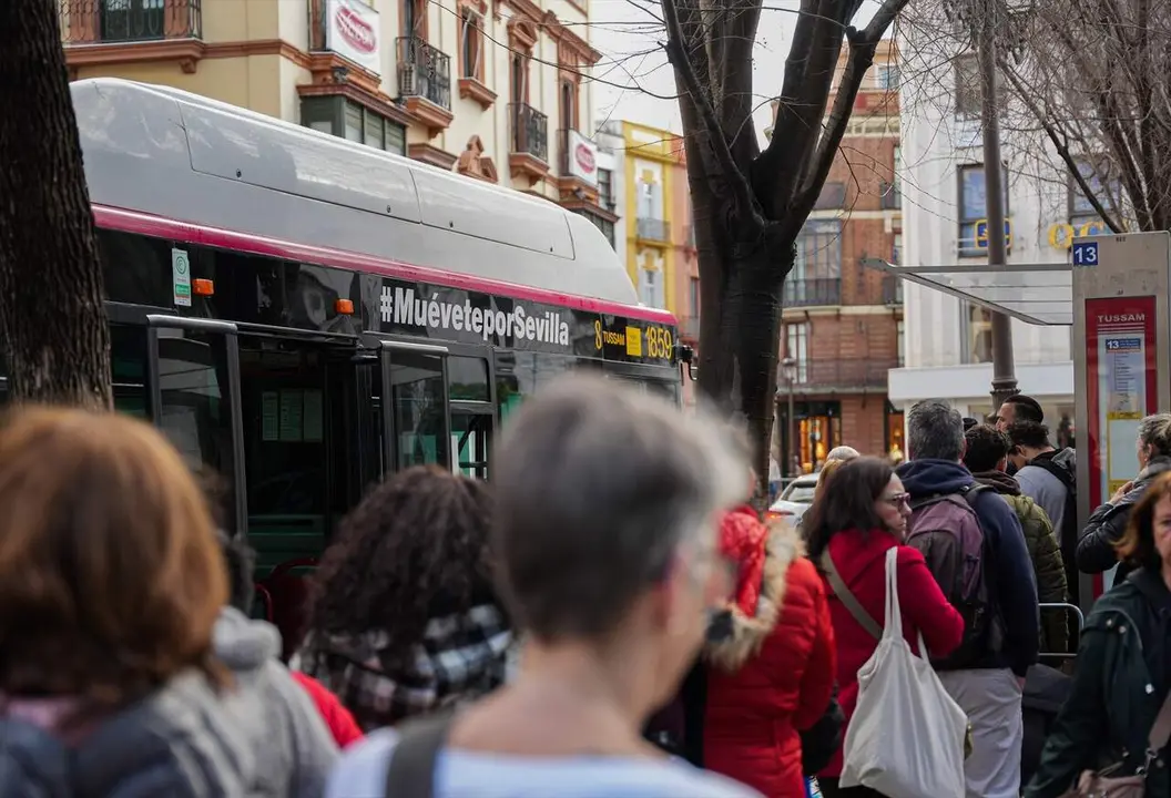  Autob&uacute;s de Tussam circulando por el centro de la ciudad. | EP 