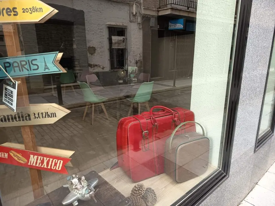  Imagen de recurso del escaparate de una agencia de viajes. | EP 