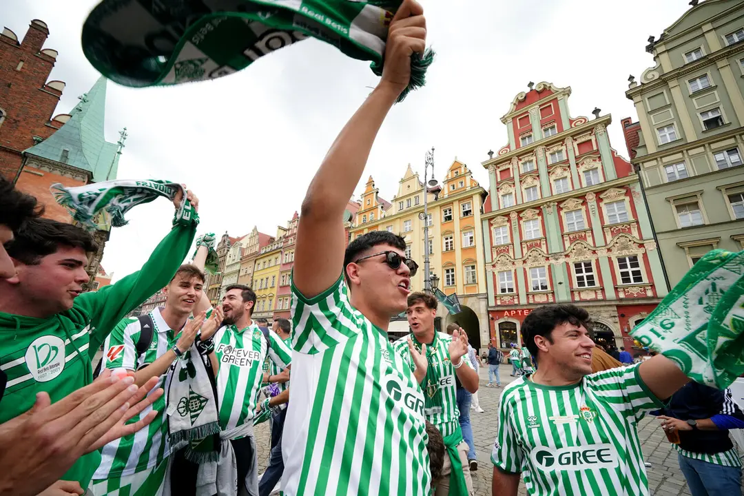  La afici&oacute;n del Real Betis Balompi&eacute; disfruta en la previa de la final de Conference disputada en Breslavia. | EP. 