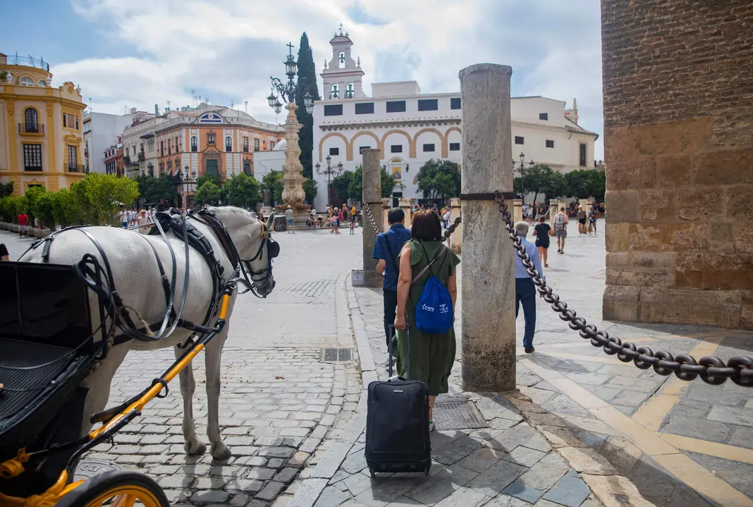  Turistas por el centro de Sevilla. | Archivo 