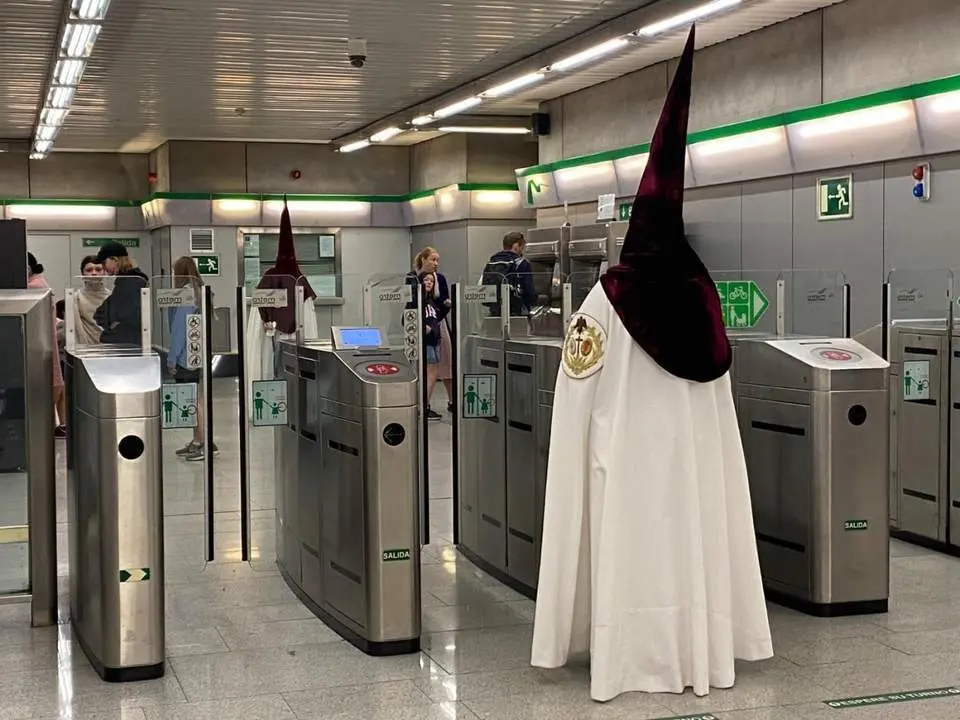  Un Nazareno en el metro de Sevilla - JUNTA DE ANDALUC&Iacute;A 