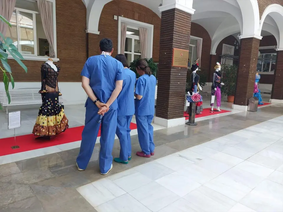  Sanitarios observando la exposici&oacute;n 'Sevilla y ol&eacute;. Visita Sevilla en sus trajes t&iacute;picos' |&nbsp;JUNTA DE ANDALUCIA 