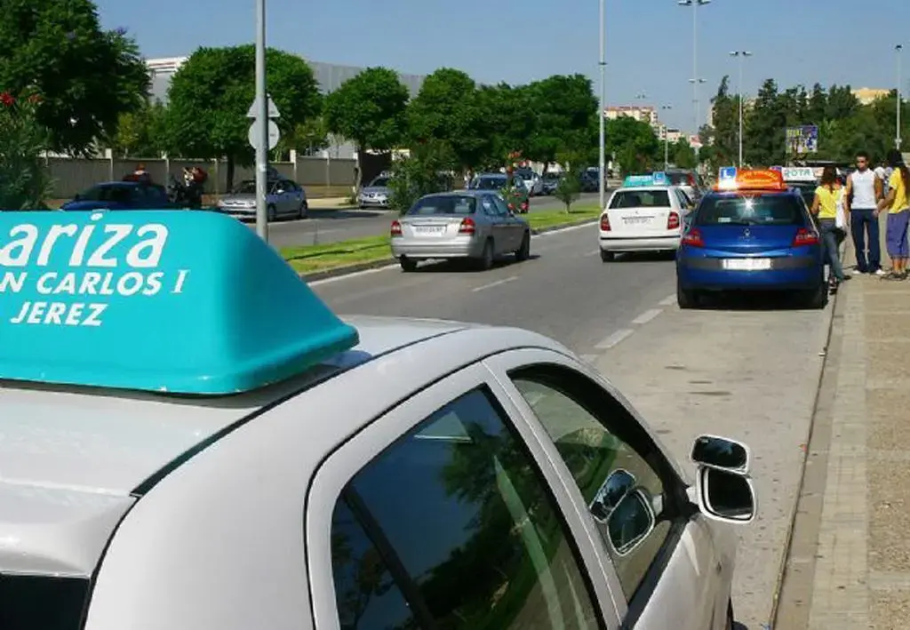 Un coche de autoescuela. | Viva Jerez