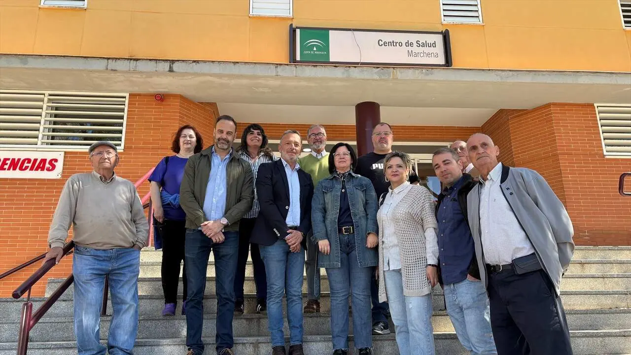  El n&uacute;mero dos del PSOE a las elecciones andaluza por Sevilla y la alcaldesa de Marchena, a las puertas del centro de salud |&nbsp;PSOE DE SEVILLA 