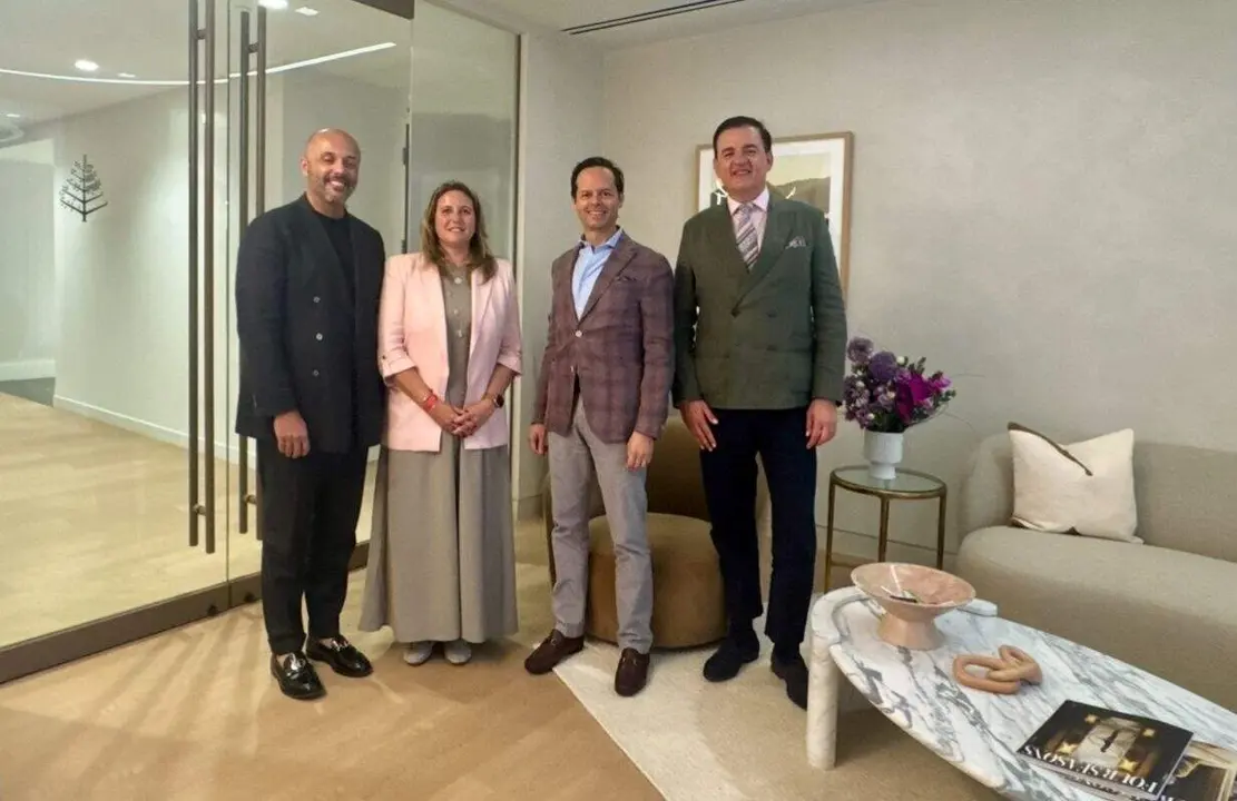  La delegada de Turismo y Cultura del Ayuntamiento de Sevilla, Angie Moreno, junto a los altos ejecutivos Four Seasons |&nbsp;AYTO DE SEVILLA 