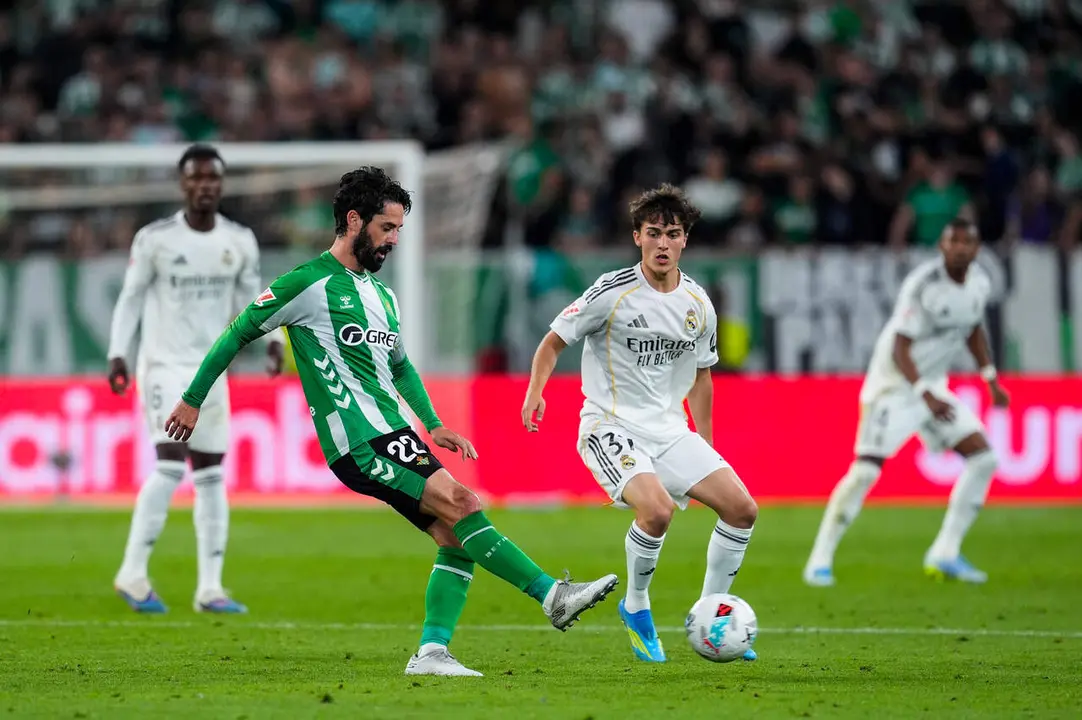  Isco Alarc&oacute;n da un pase en el partido disputado entre el Real Betis y el Real Madrid. | Corchero/EP 