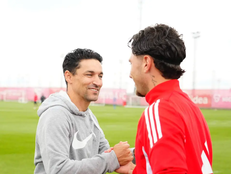  Jes&uacute;s Navas saluda a Carmona en el entrenamiento del Sevilla. | SFC 