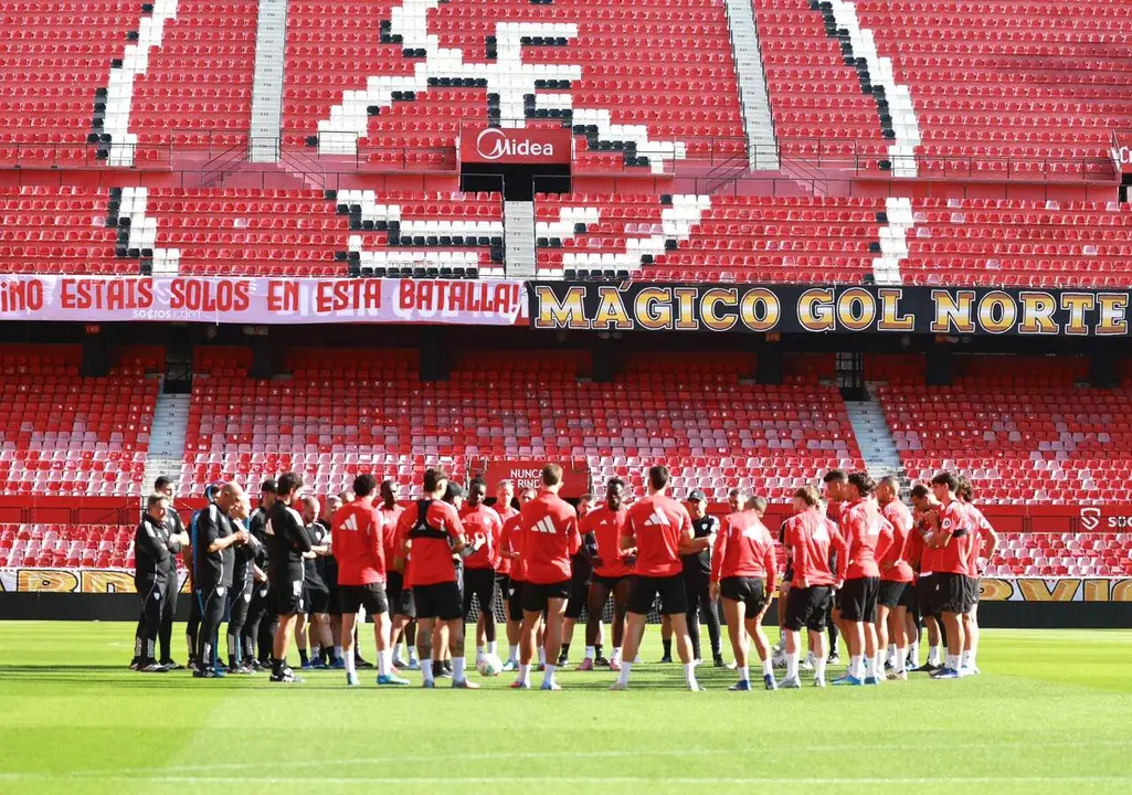  Entrenamiento del Sevilla F&uacute;tbol Club en el Ram&oacute;n S&aacute;nchez-Pizju&aacute;n previo al partido contra la Real Sociedad. | SFC 