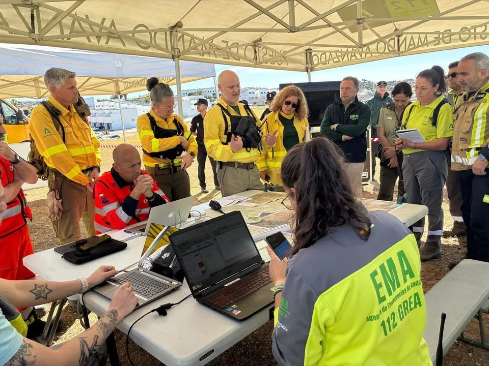  El delegado del Gobierno andaluz en Sevilla, Ricardo S&aacute;nchez, se deplaza a un Puesto de Mando Avanzado en El Garrobo con ocasi&oacute;n de un simulacro de incendio forestal | JUNTA DE ANDALUC&Iacute;A 