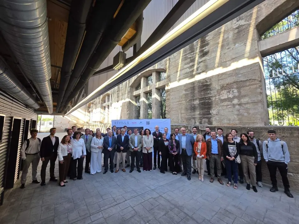  Foto de familia tras la inauguraci&oacute;n del foro que articula la iniciativa 'Sevilla, Capital Espacial Espa&ntilde;ola', que lidera el Consistorio hispalense |&nbsp;AYTO DE SEVILLA 