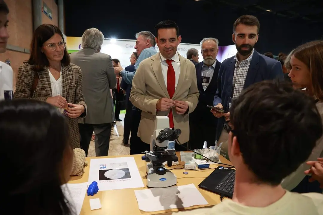  El diputado de Servicios P&uacute;blicos Supramunicipales, Gonzalo Dom&iacute;nguez, visita la Feria de la Ciencia en Fibes | E.P. 