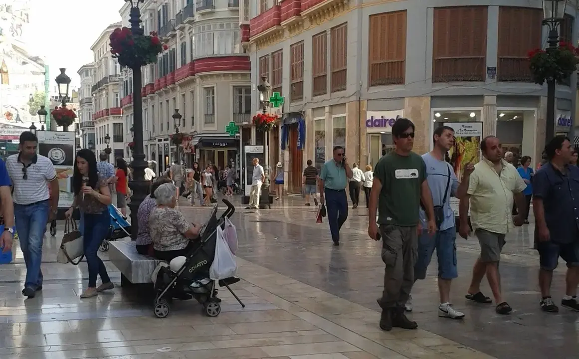 Personas caminado por calle Larios en M&aacute;laga capital | Europa Press