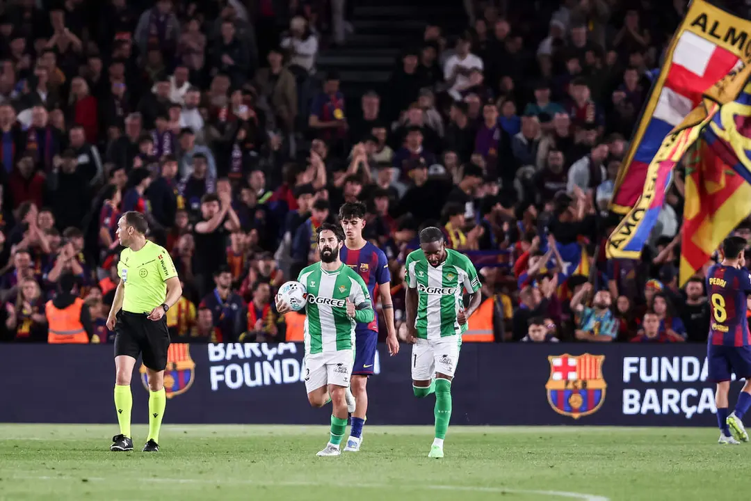  Isco Alarc&oacute;n lleva el bal&oacute;n al centro del campo tras marcarle al FC Barcelona. | Javier Borrego/EP 