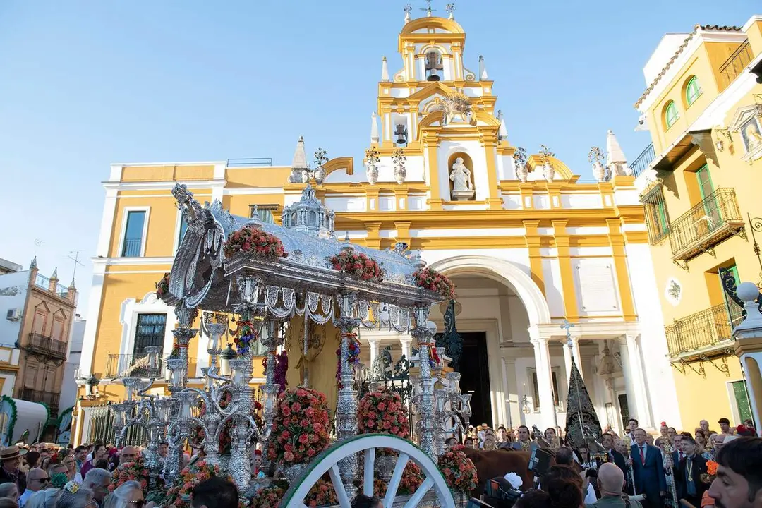 El Simpecado del Roc&iacute;o de la Macarena ante la Bas&iacute;lica de la Macarena |&nbsp;HDAD DE LA MACARENA 