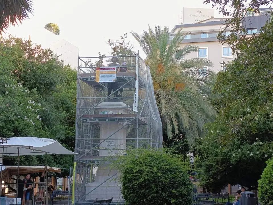  El monumento a Vel&aacute;zquez, en la plaza del Duque, para su intervenci&oacute;n en la estatua y pedestal. | EP 