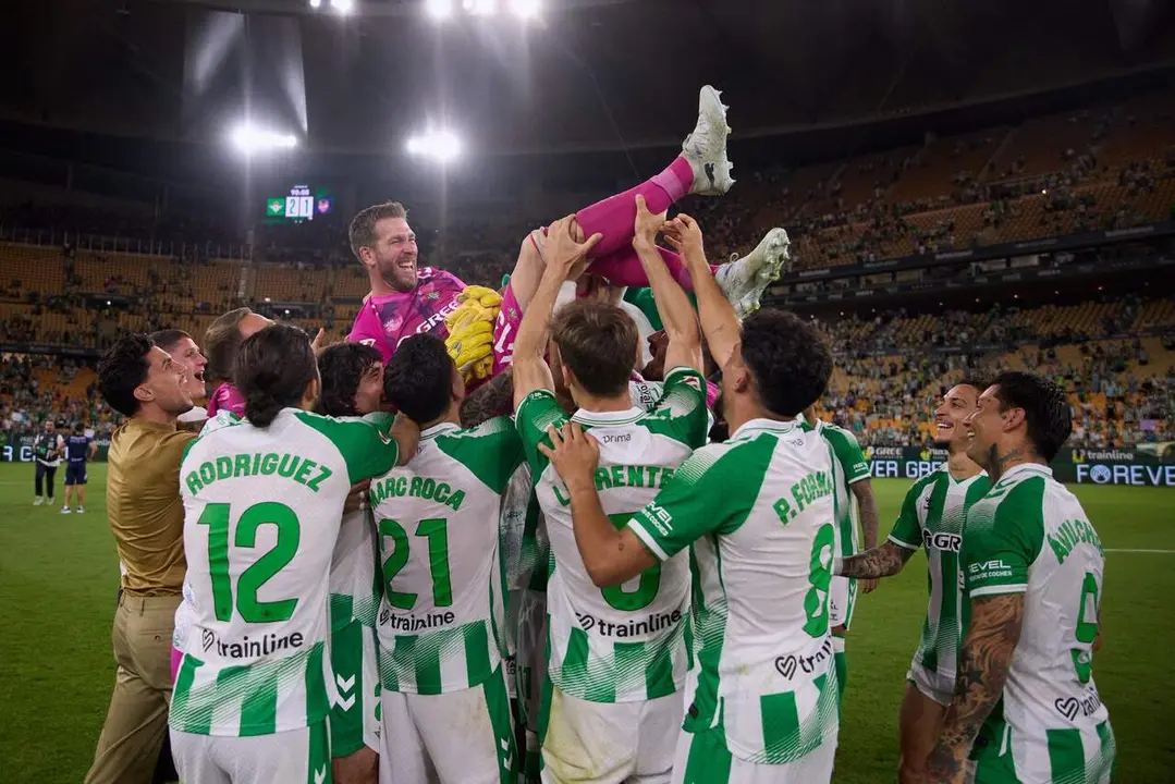  Los jugadores del Real Betis Balompi&eacute; mantean a su compa&ntilde;ero Adri&aacute;n San Miguel. | RBB 