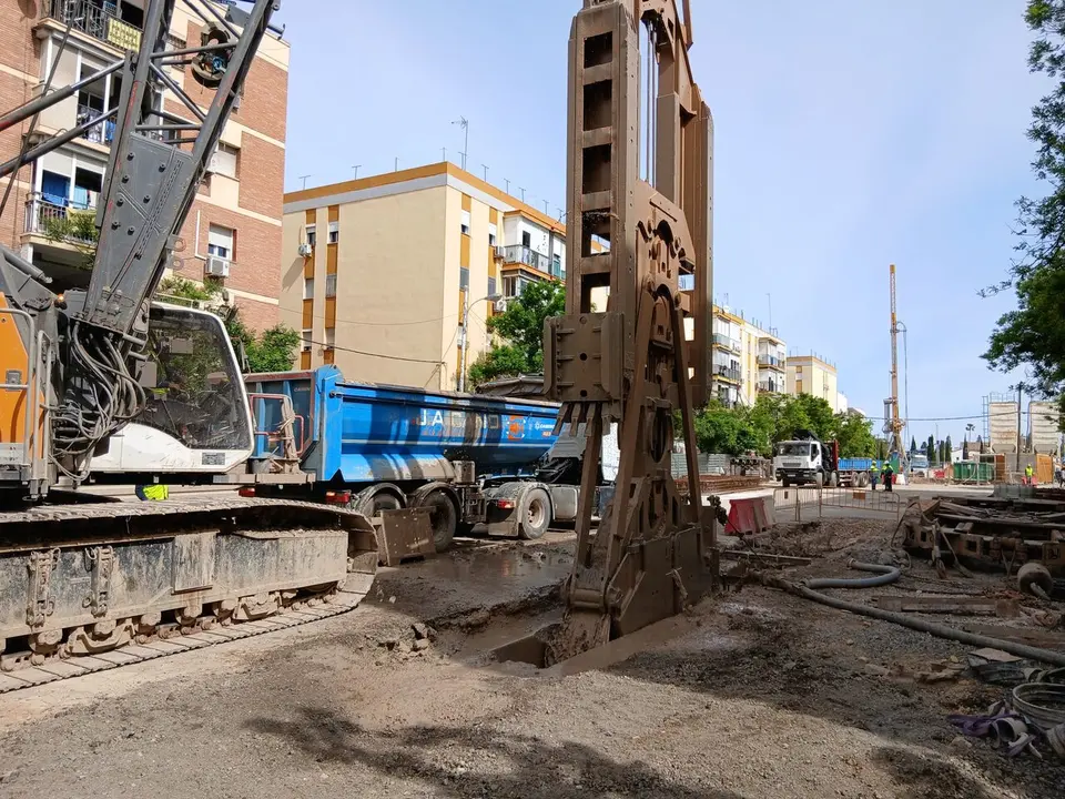  Excavaci&oacute;n de una de las pantallas de la L&iacute;nea 3 del Metro. | JUNTA 