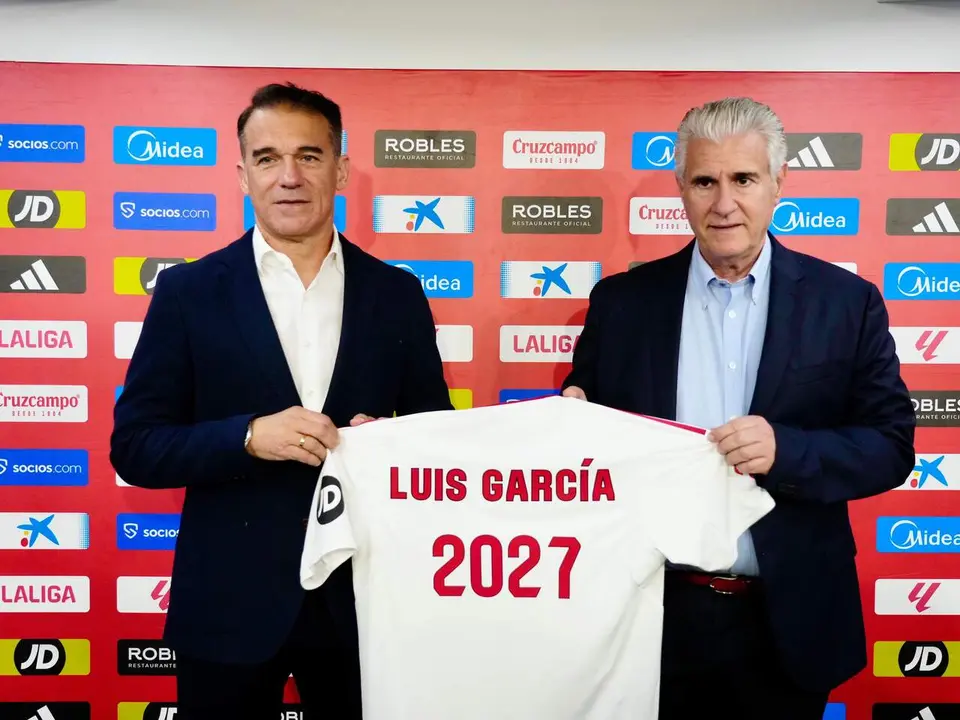  Luis Garc&iacute;a Plaza posa en su presentaci&oacute;n como nuevo entrenador del Sevilla FC acompa&ntilde;ado por Antonio Cord&oacute;n. | SFC 
