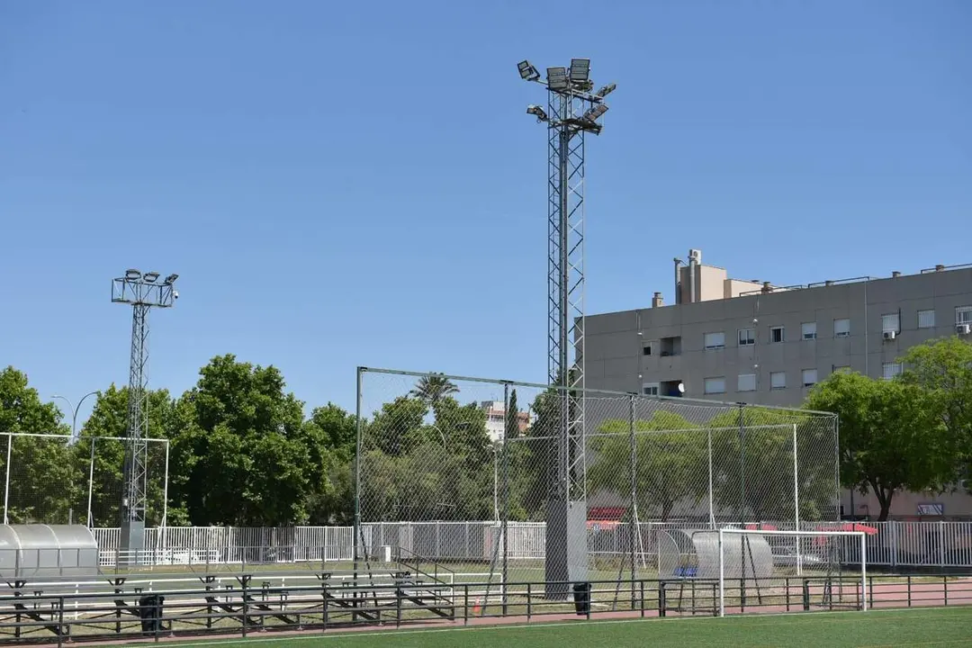  Torres de iluminaci&oacute;n objeto de intervenci&oacute;n por parte del IMD para una mejora del consumo energ&eacute;tico, en el campo de f&uacute;tbol de Sevilla Este |&nbsp;AYTO DE SEVILLA 