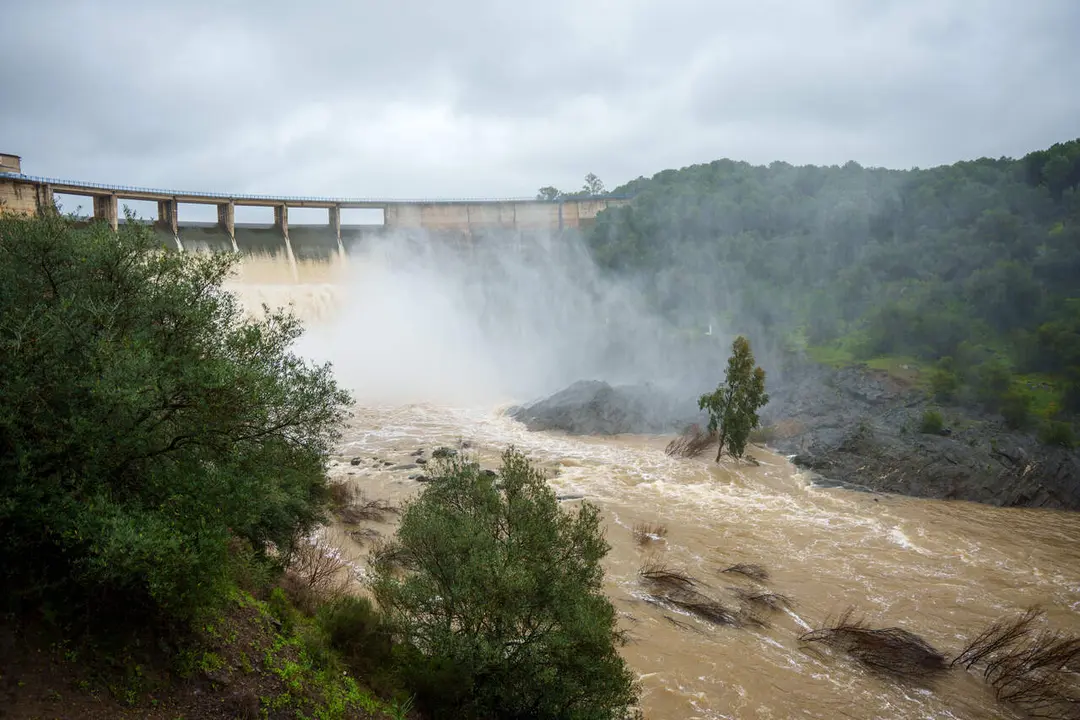  Imagen de la presa del Gergal dentro del t&eacute;rmino municipal de Guillena (Sevilla) aliviando agua | EP 