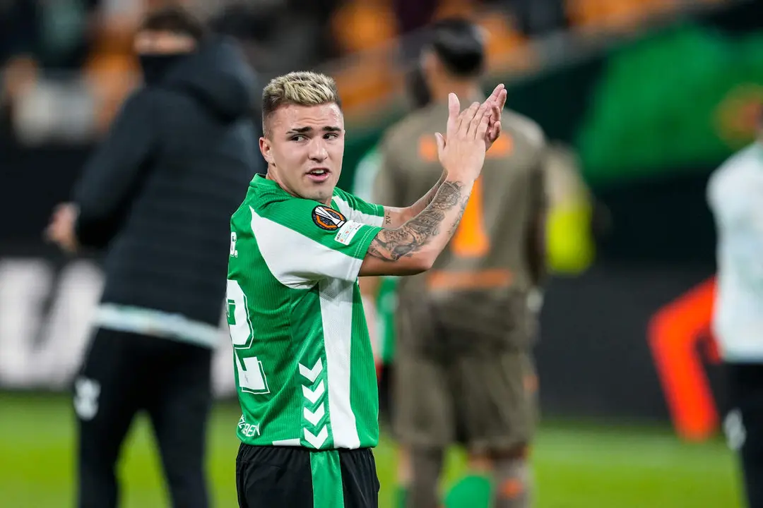 Pablo Garc&iacute;a aplaude tras el final del partido contra el Utrecht. | Archivo/EP 