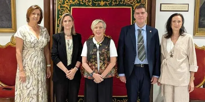  La rectora de la US, Carmen Vargas (centro), la presidenta del Consejo Social, Mercedes Le&oacute;n y del catedr&aacute;tico de Administraci&oacute;n de Empresas y Marketing, Francisco J. Acedo, en la presentaci&oacute;n del Estudio sobre el Impacto Socioecon&oacute;mico en su entorno. | US 