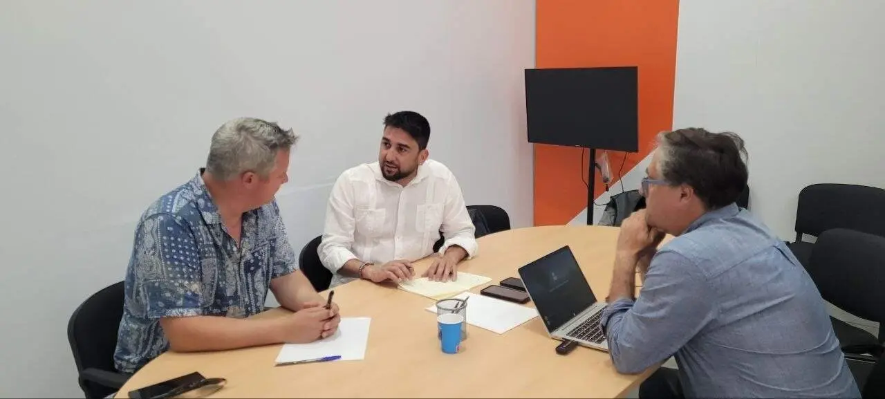  Imagen del portavoz de IU en el Ayuntamiento de Sevilla, Ismael S&aacute;nchez (c), en una reuni&oacute;n con trabajadores de los Talleres Socioculturales |&nbsp;IU SEVILLA 
