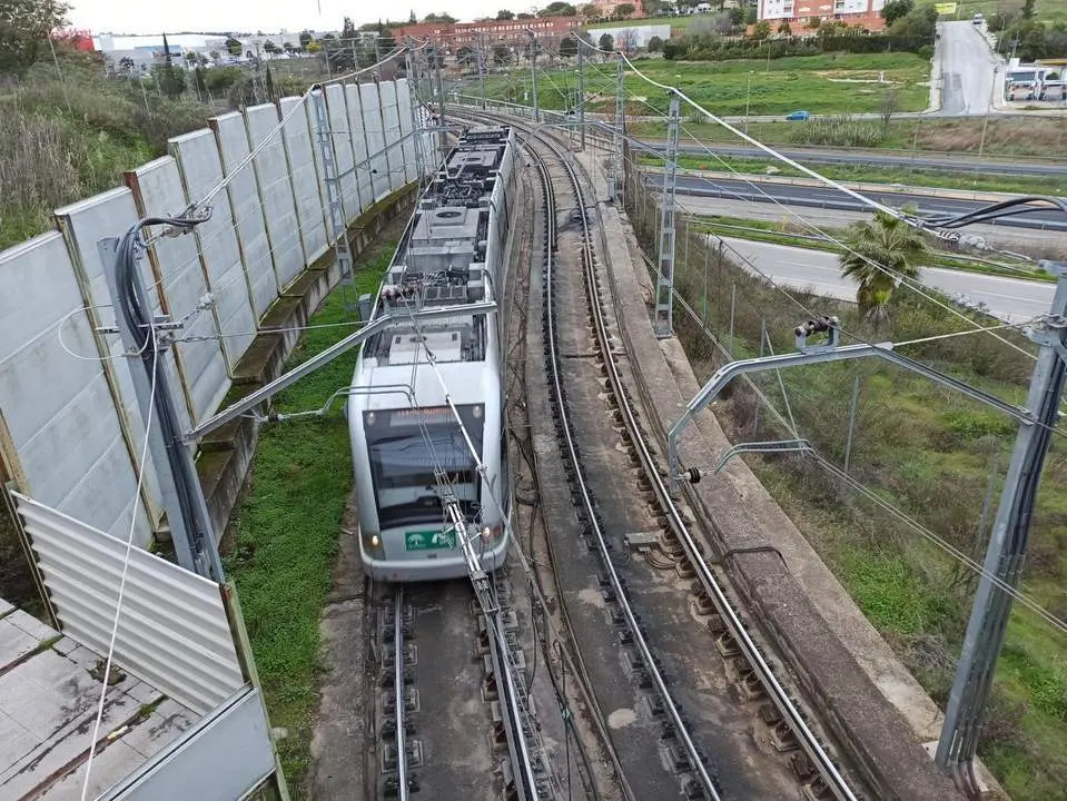  El metro de Sevilla en su recorrido en superficie. - ep 
