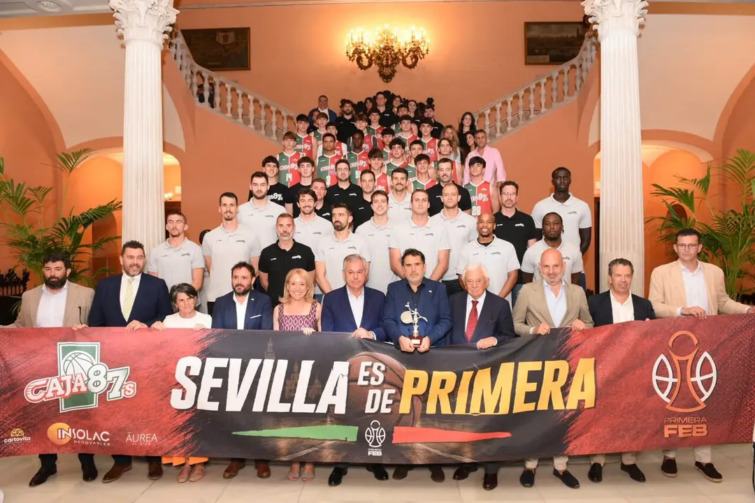  El alcalde de Sevilla, Jos&eacute; Luis Sanz, ha recibido al Insolac Caja 87 en honor a su ascenso a Primera FEB. | AYTO 