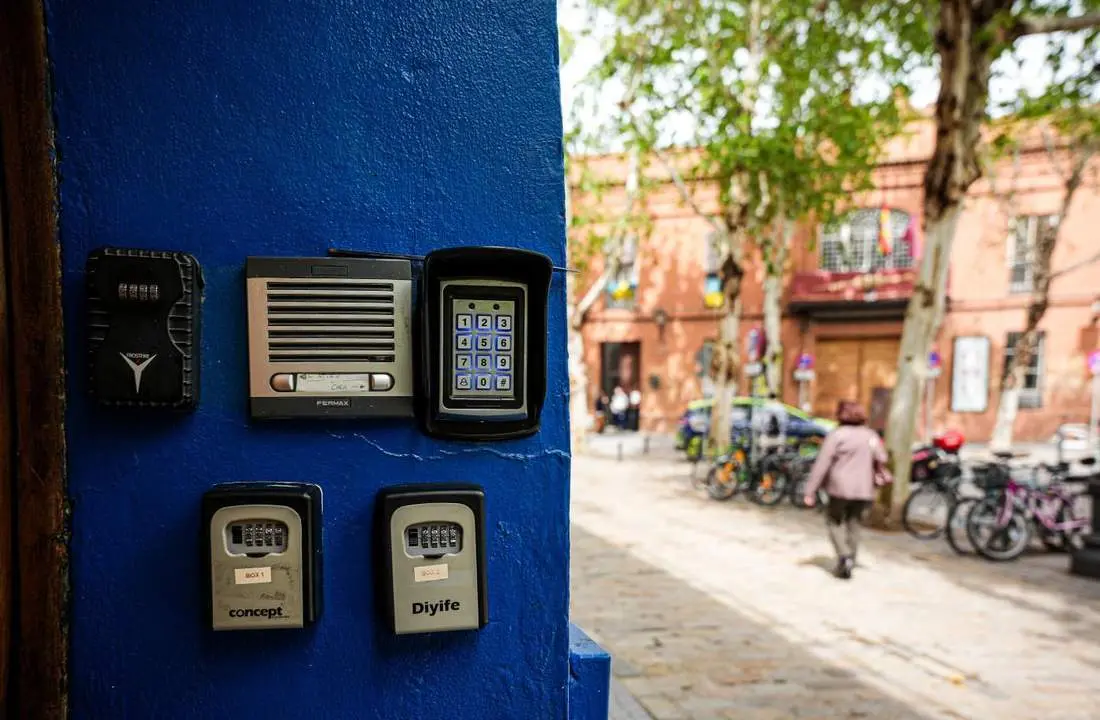  Candados en pisos tur&iacute;sticos en el centro de Sevilla. | Archivo 