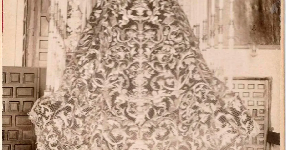  Foto del Archivo Beauchy del manto de malla de la Esperanza Macarena 