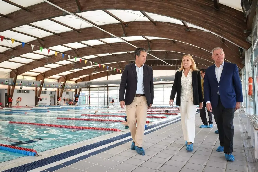  La delegada de Deportes, Mar&iacute;a Mena, junto al gerente del IMD, Ricardo Villena (i), y el alcalde, Jos&eacute; Luis Sanz, en una de las piscinas municipales |&nbsp;AYTO. DE SEVILLA 