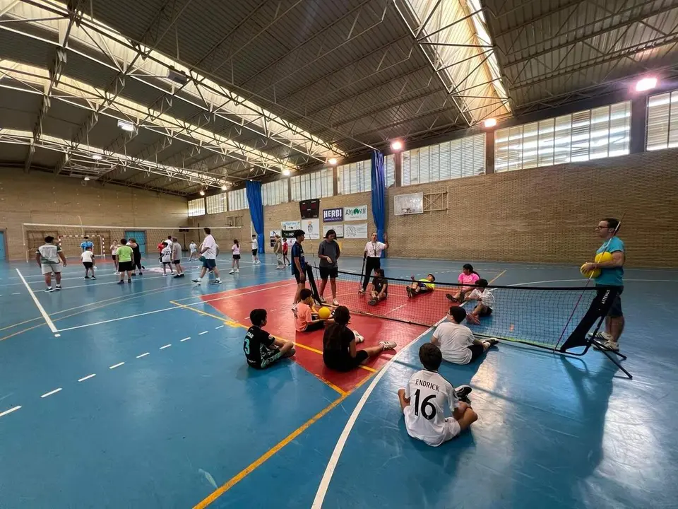  Imagen de las jornadas de deporte inclusivo celebradas en el Pabell&oacute;n Municipal de Lebrija. | DIPU 