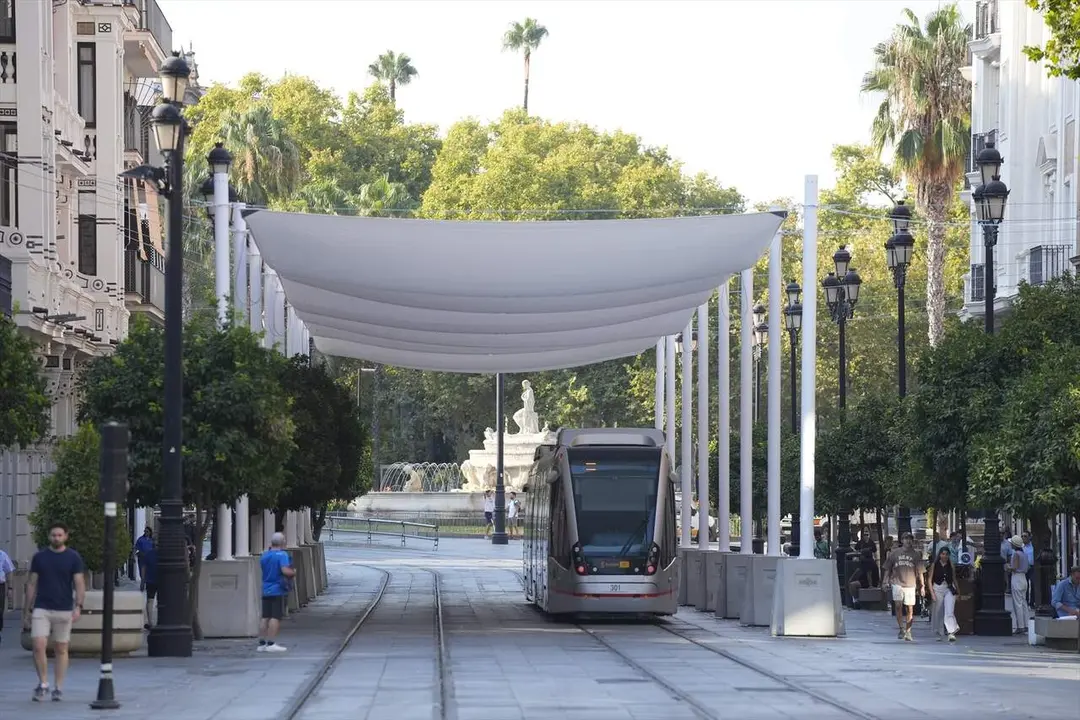  Im&aacute;genes de la Avenida de la Constituci&oacute;n de Sevilla luciendo los primeros toldos instalados | E.P. 