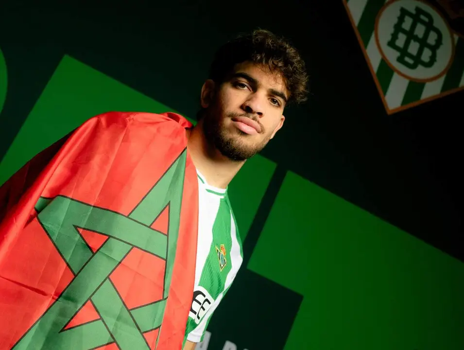  Ez Abde posa con la camiseta del Real Betis Balompi&eacute; y la bandera de Marruecos. | RBB 